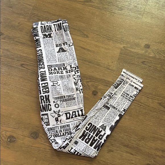 Blackmilk Harry Potter Daily Prophet Leggings - Picture 3 of 10